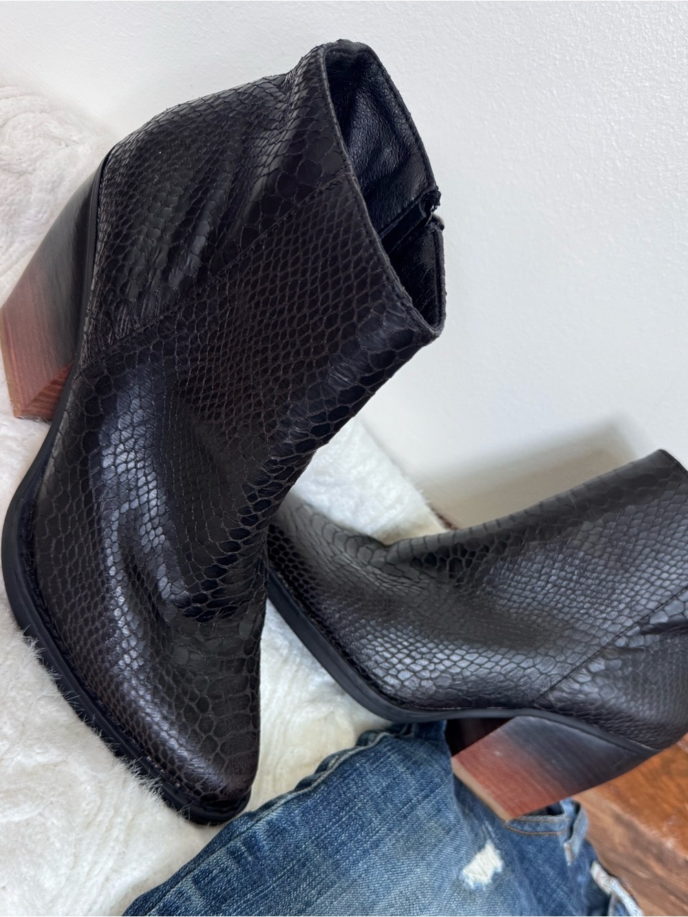 Snakeskin Black Pointed Toe Ankle Booties Women’s Western Cowgirl Boots Size 6.5